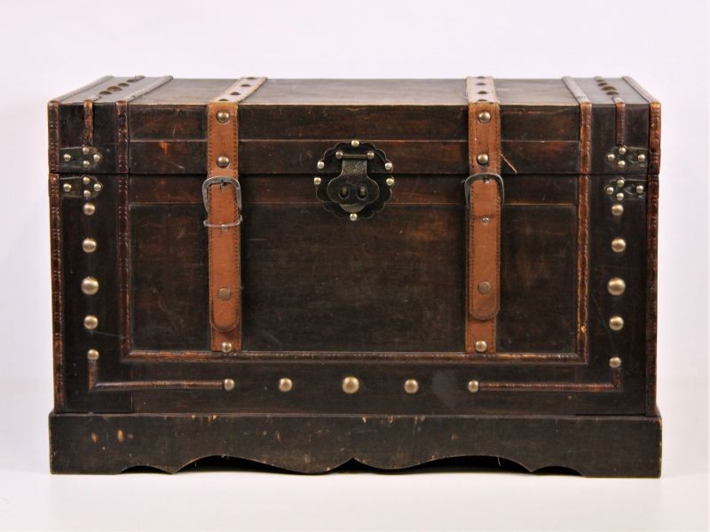 Knappe vintage houten kist afgewerkt met leder en metaal